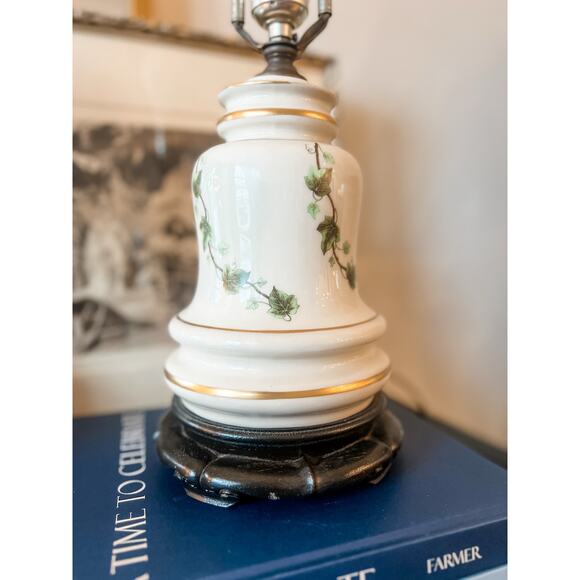Vintage Porcelain Table Lamp with Ivy Garland Design – Classic Elegance - Picture 3 of 6